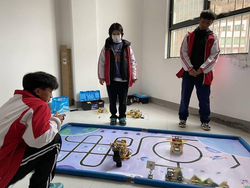 Scientific and technological knowledge promotion and application and robot competition activities were held grandly in Hezhang