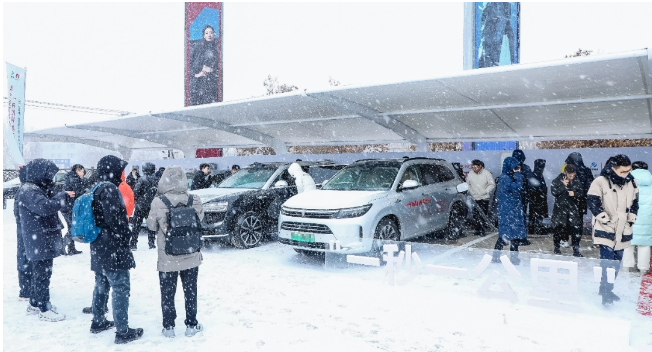 Huaweis 600kW super liquid-cooled charging station is officially operational, providing efficient charging services to Harbin