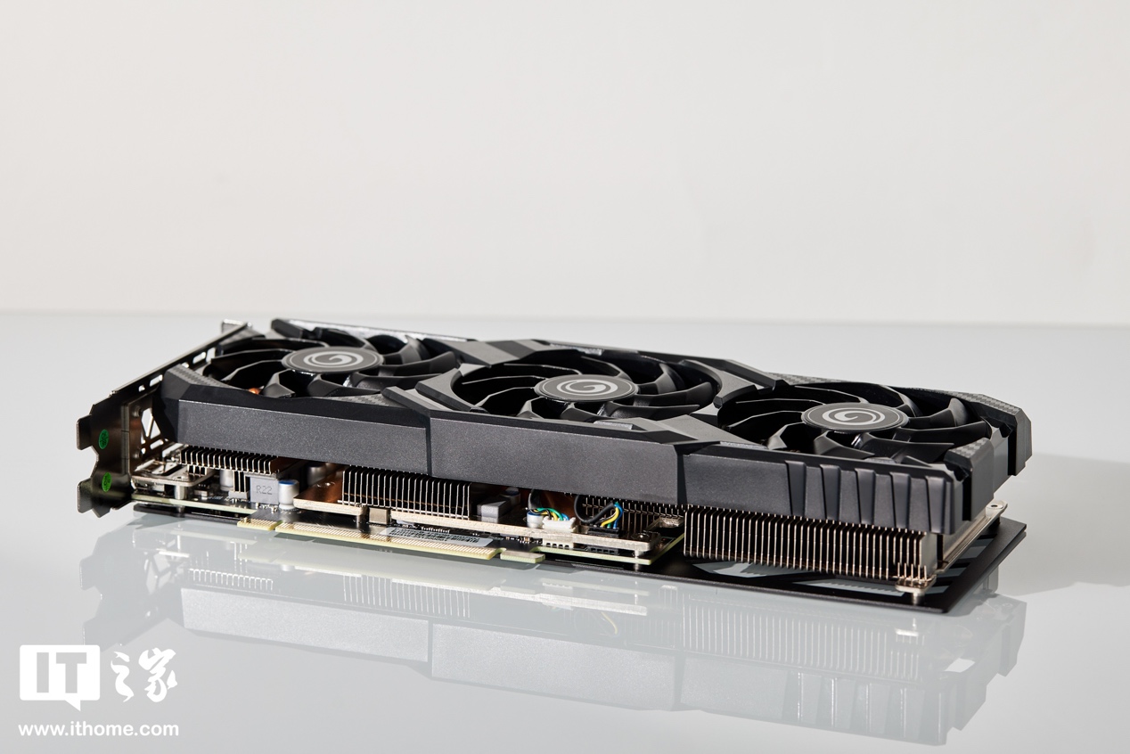 【IT之家开箱】影驰GeForce RTX 4070 SUPER大将显卡图赏：造型硬核但体积轻巧