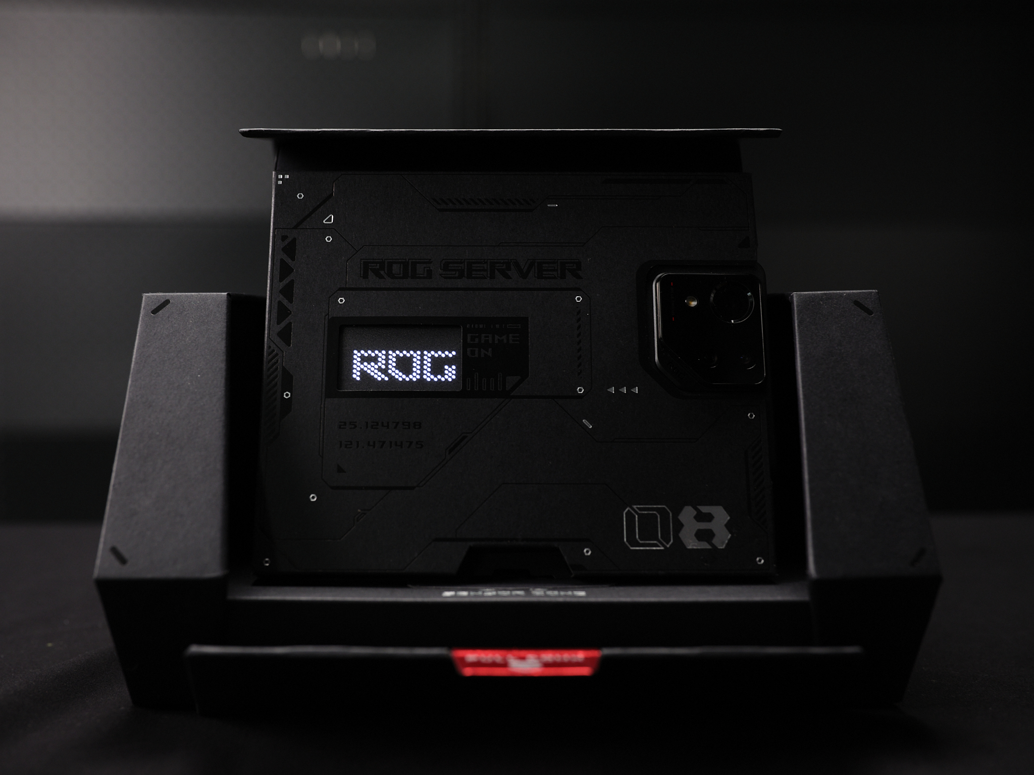 ROG 8 Pro首发评测：从偏科生进化成「六边形战士」