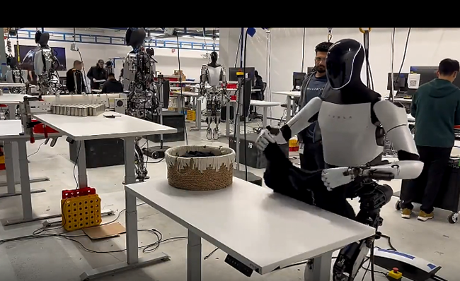 “擎天柱”居然会叠衣服！特斯拉人形机器人正在进化中