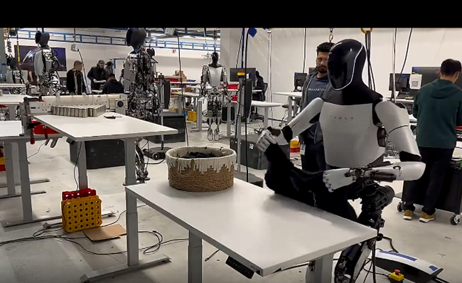 Tesla robot is full of surprises, it can actually fold clothes!