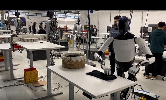 テスラロボットは驚きに満ちていて、実際に服を折りたたむことができます。