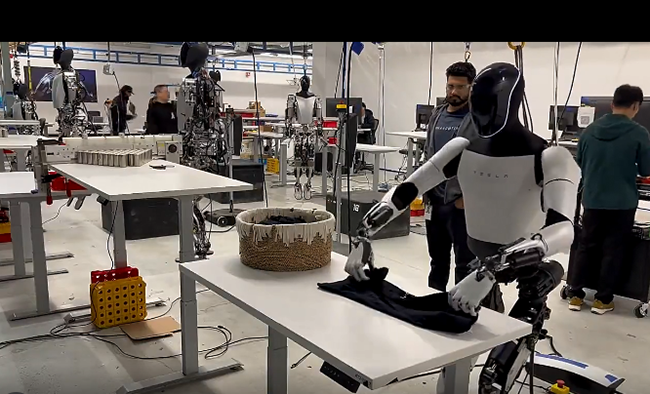 Tesla robot is full of surprises, it can actually fold clothes!