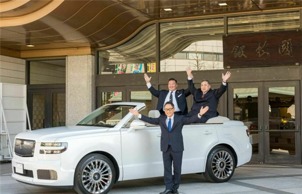 トヨタの特別な高級コンバーチブルSUVを日本が歓迎：相撲チャンピオンの名車が登場