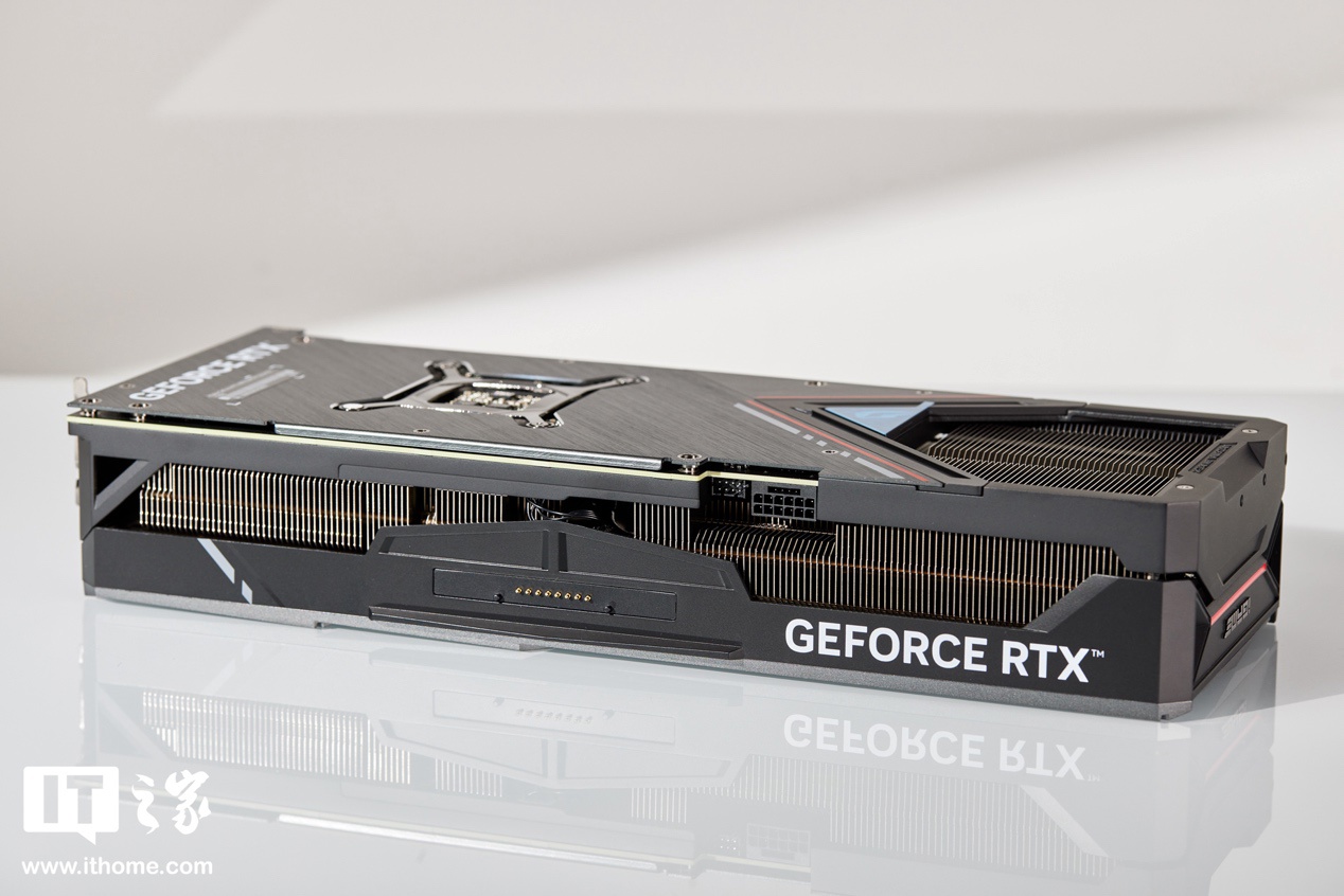 iGame GeForce RTX 4070 SUPER Vulcan OC 显卡图赏：暗黑低调，潮酷个性