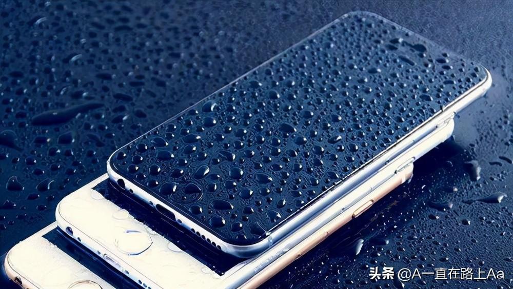 What should I do if my Apple phone gets a black screen after being flooded with water? Recommended quick first aid method for a black screen when your phone is flooded