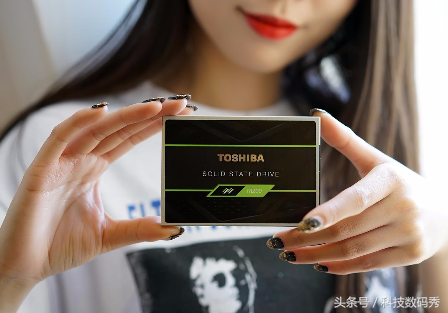 東芝ノートパソコンの分解方法「初心者必読：東芝 TR200 SSD ノートパソコンの分解と組み立て」