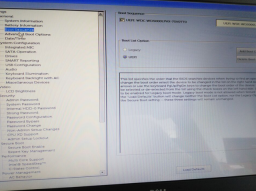 USB ディスク起動項目を設定するための Dell コンピュータ BIOS インターフェイス