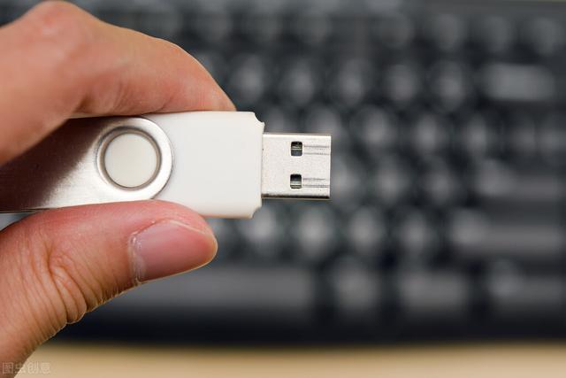 USB ディスクはコンピューターの背面で認識できます。