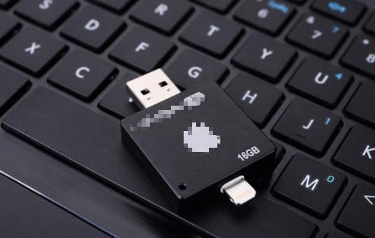 USB ディスクはコンピューターの背面で認識できます。