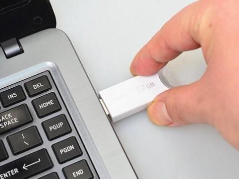 USB ディスクはコンピューターの背面で認識できます。