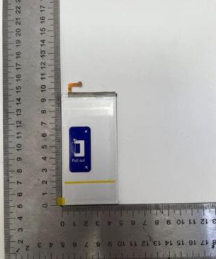三星 Galaxy Z Fold 6 折叠屏手机电池照片曝光，采用易更换设计