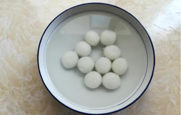 Ant Manor February 24: In order to prevent the glutinous rice balls from sticking to the bottom of the pot, you should