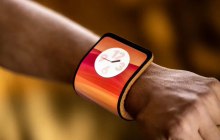 联想新款可弯曲概念手机亮相：可弯曲成手环