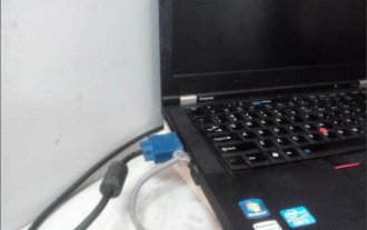So schließen Sie einen LCD-Bildschirm an einen Laptop an