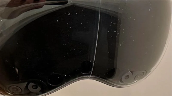 Vision Pro头显出现玻璃盖板开裂问题，苹果客服称需付费维修