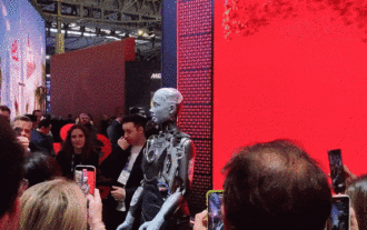 二代目アメカ登場!彼は観客と流暢にコミュニケーションをとることができ、表情はよりリアルで、数十の言語を話すことができます。