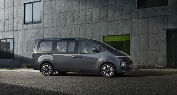 Les modèles frères Lideal MEGA et Hyundai Staria sont lancés ensemble, ouvrant la voie à un nouveau modèle sur le marché des monospaces moyens et grands.