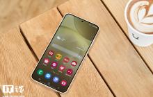 三星 Galaxy S24 + 浅珀黄图赏：金属和玻璃营造的自然清新