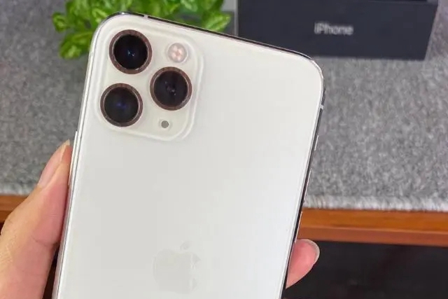 Telefon Apple yang manakah mempunyai 3 kamera?