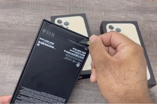 Is there a plastic sealing film on the iPhone 15?