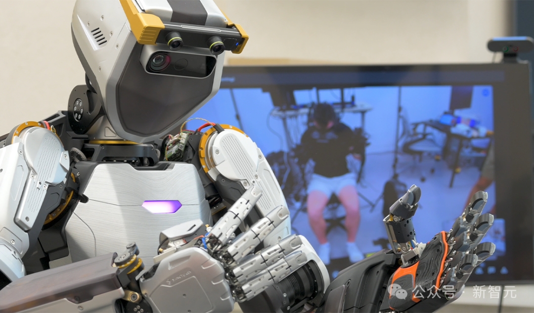 The first robot to autonomously complete human tasks appears, with five fingers that are flexible and fast, and large models support virtual space training