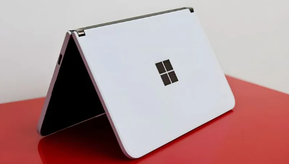 Microsoft のデュアルスクリーンの夢は壊れたのでしょうか? Surface Duo はオープンソース コミュニティで新たな命を吹き込み、Windows 11 および Android 14 と互換性があります