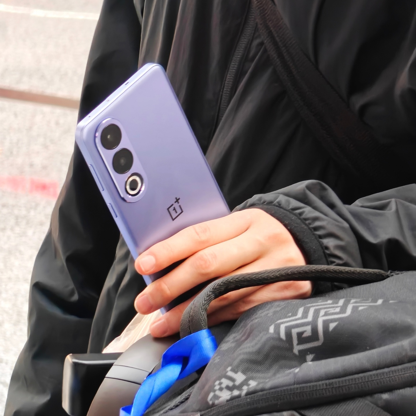 一加 Ace 3V 手机紫色真机曝光，100 米跨栏运动员夏思凝担任 AI 体验官-手机新闻-