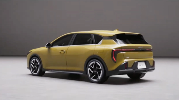 La nouvelle berline K4 de Kia fait ses débuts au Salon de lauto de New York et présente bientôt une version à hayon