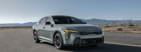 La nouvelle berline K4 de Kia fait ses débuts au Salon de lauto de New York et présente bientôt une version à hayon