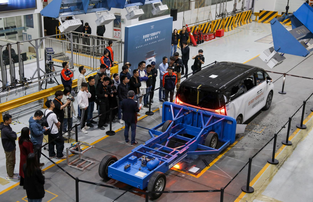 Geely L380 sets a precedent, showing its iron shield skill in a rear-end collision test with four rows of seats