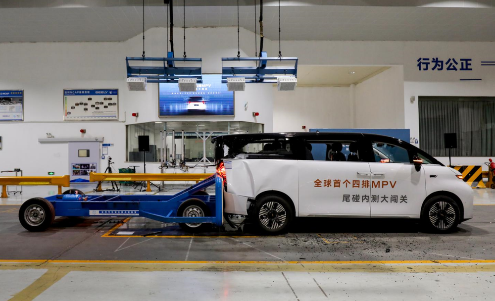 Le Geely L380 crée un précédent en démontrant son « habileté en bouclier de fer » lors dun test de collision arrière avec quatre rangées de sièges