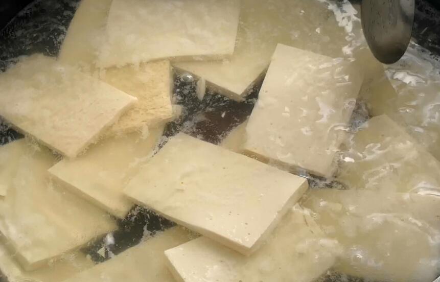 Ant Manor April 12: Is there any way to avoid tofu breaking easily when cooking?