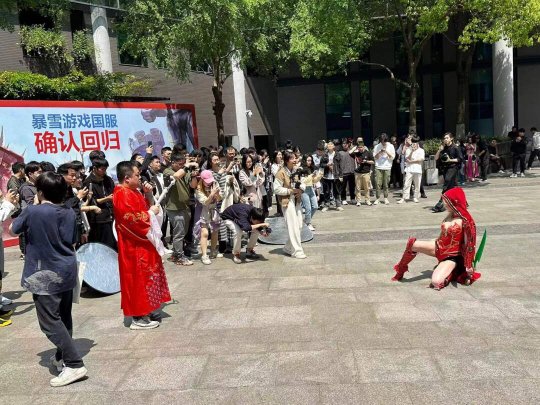 Pelayan nasional Blizzard kembali ke tempat kejadian untuk menonton, Valina menunjukkan kulitnya yang berkulit salji dan kaki yang panjang, dan Dva dalam skirt merah jambunya sangat comel!