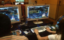 DNF玩家为搬砖在网吧吃住一年，网友看到他手后服了