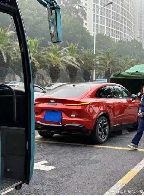 NIO sub-brand Ledo L60 spy photos leaked without camouflage: fastback shape with orange and red clothes