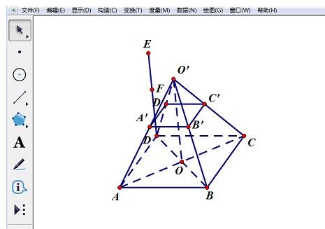 Detaillierte Schritte zum Zeichnen eines regelmäßigen quadratischen Prismas auf einem geometrischen Skizzenblock