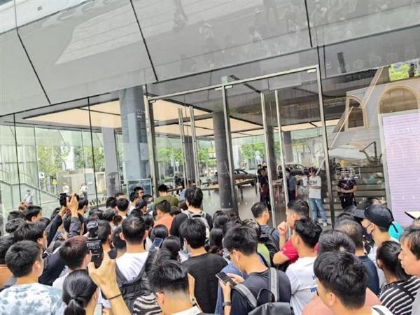 5499元起!华为Pura 70突然开售:线下体验店挤满人壮观 线上抢不到