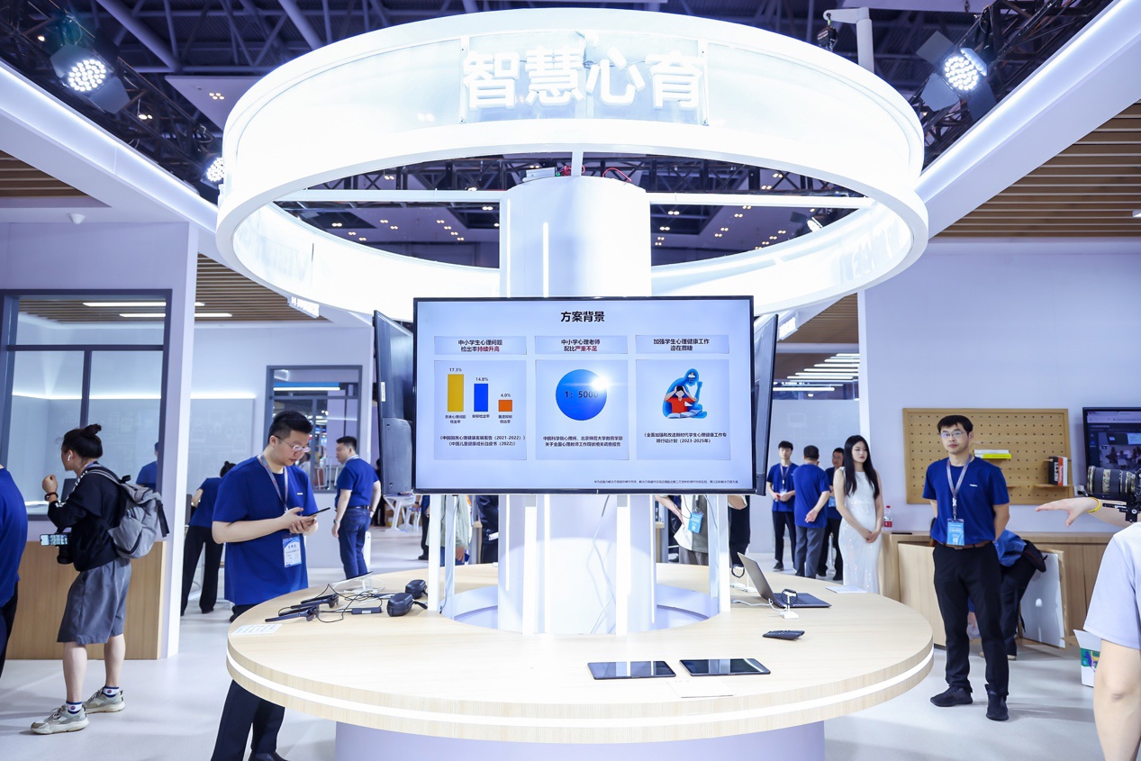 Accelerate digital transformation! Huawei Qingyun builds a new form of teaching and research and brings full-scenario smart education solutions to the teaching equipment exhibition