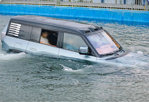 BYD looks up to U8 to cope with the challenge of heavy rain: the unique emergency floating function ensures passenger safety