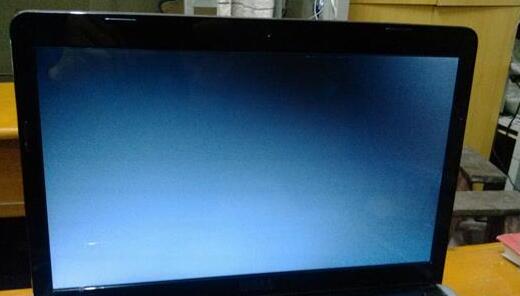 How to deal with the black screen at startup in WIN8