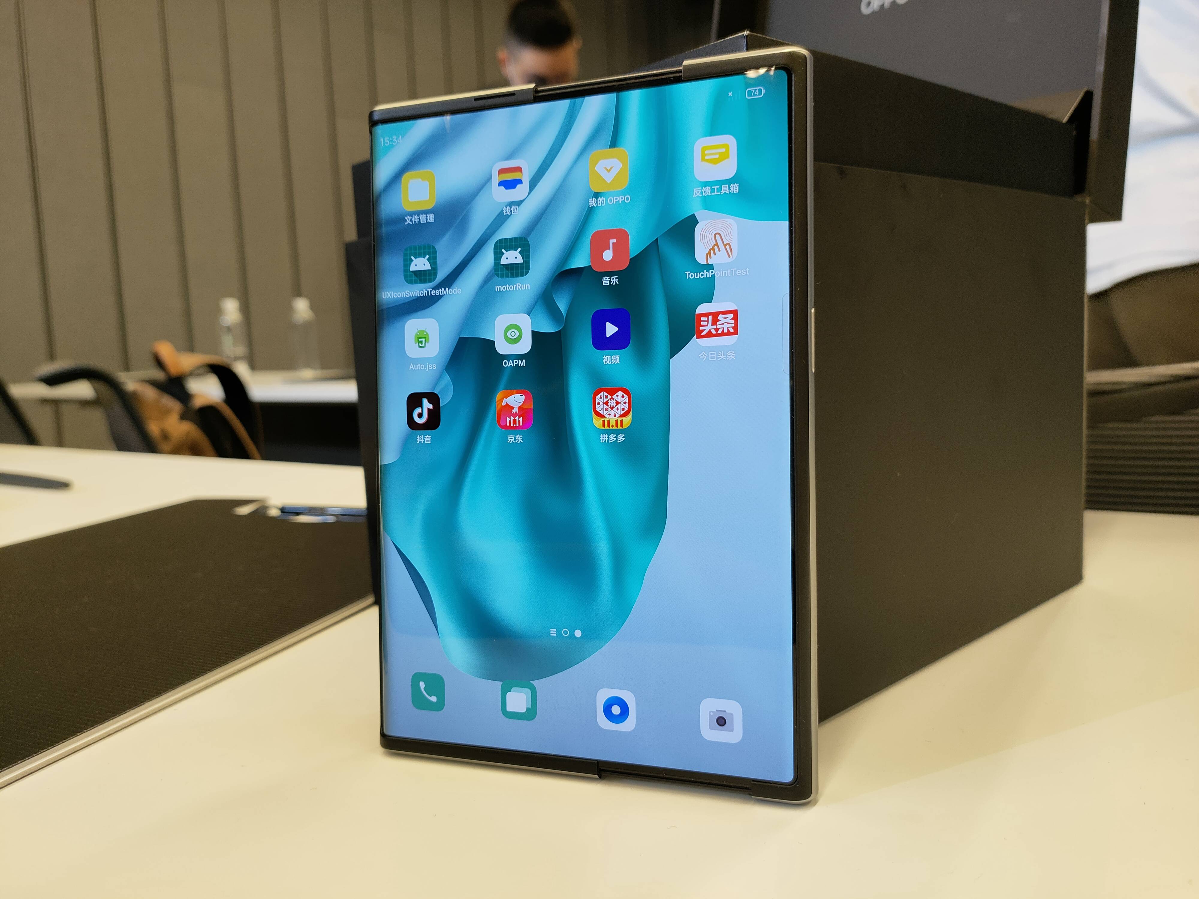 It is reported that two major international manufacturers have stopped updating small foldable mobile phones, and new models are expected to debut next year.