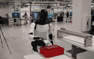 Les robots Tesla travaillent dans les usines, Musk : Le degré de liberté des mains atteindra 22 cette année !