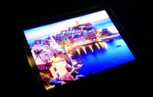 15000 尼特超高亮度，日本半导体能源研究所展示微型双层串联 OLEDoS 显示屏