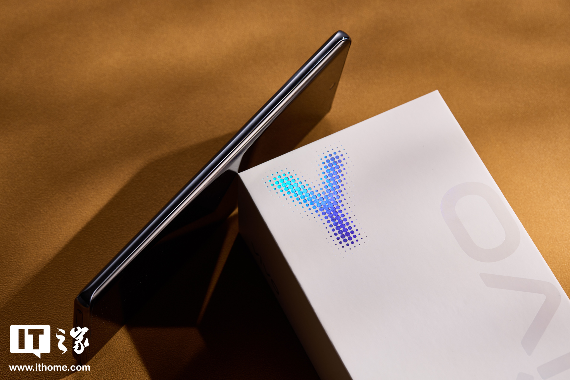 vivo Y200「皓夜」图赏：6000mAh 蓝海电池、磐石抗摔结构、IP69 防水