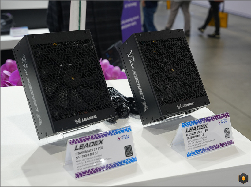 振华展出 LEADEX 1700W 钛金电源,推出全新 COMBAT“战斗”系列