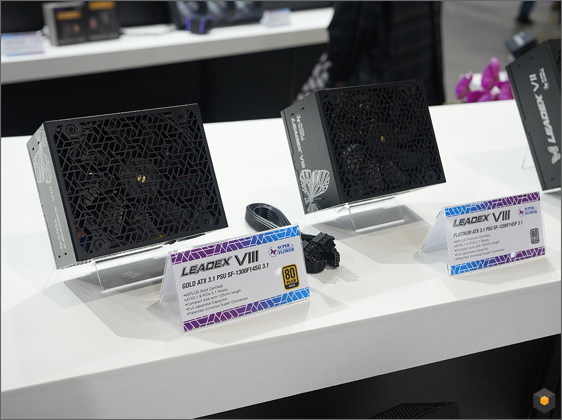 振华展出 LEADEX 1700W 钛金电源,推出全新 COMBAT“战斗”系列