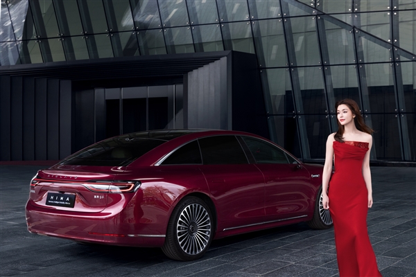 鸿蒙智行旗舰享界S9内饰官图发布:高级黑白配,后排投影依旧吸睛