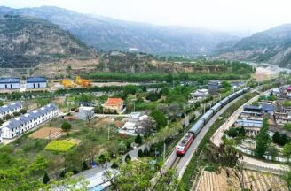 2024 年端午节假期全国铁路预计发送旅客 7400 万人次，日均计划开行旅客列车约 1.15 万列